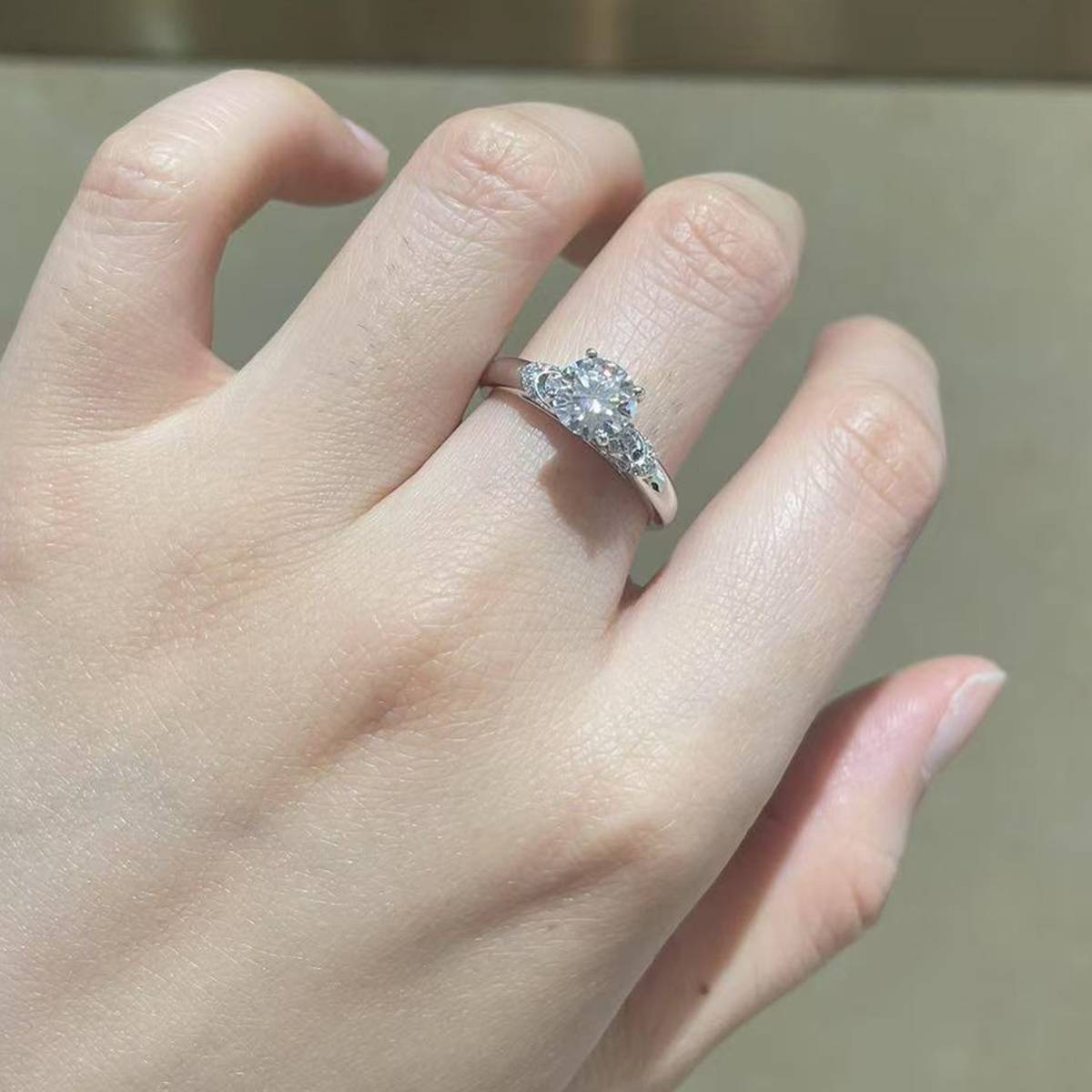 Single Head Women's Ring S925 Silver Plated Platinum Customized Selection Main Stone Moissanite Diamond 1.0ct/Secondary Stone High Carbon Diamond